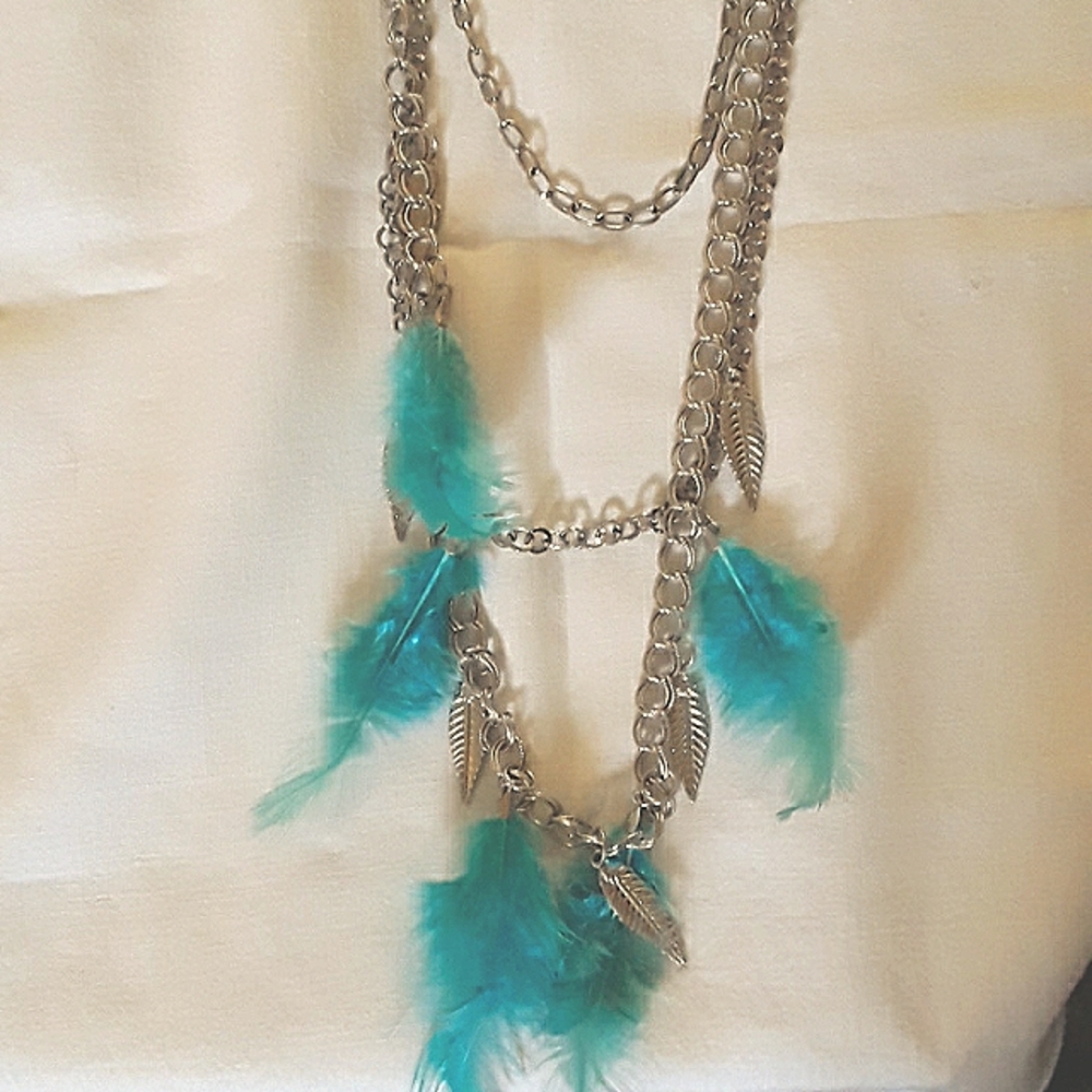 LAKESHORE DRIVE Long Feather & Chain Necklace